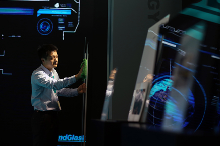 清潔展品的蘭迪員工